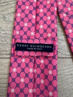 Geoff Nicholson Made in Italy Geometric Pink Blue White 100% Silk Woven Tie 60